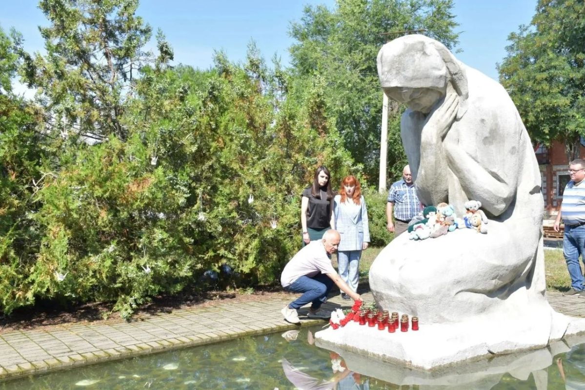 Скорбим и помним: в Северодонецке единороссы и молодогвардейцы почтили память детей - жертв войны в Донбассе Скорбим и помним: в Северодонецке единороссы и молодогвардейцы почтили память детей - жертв войны в Донбассе