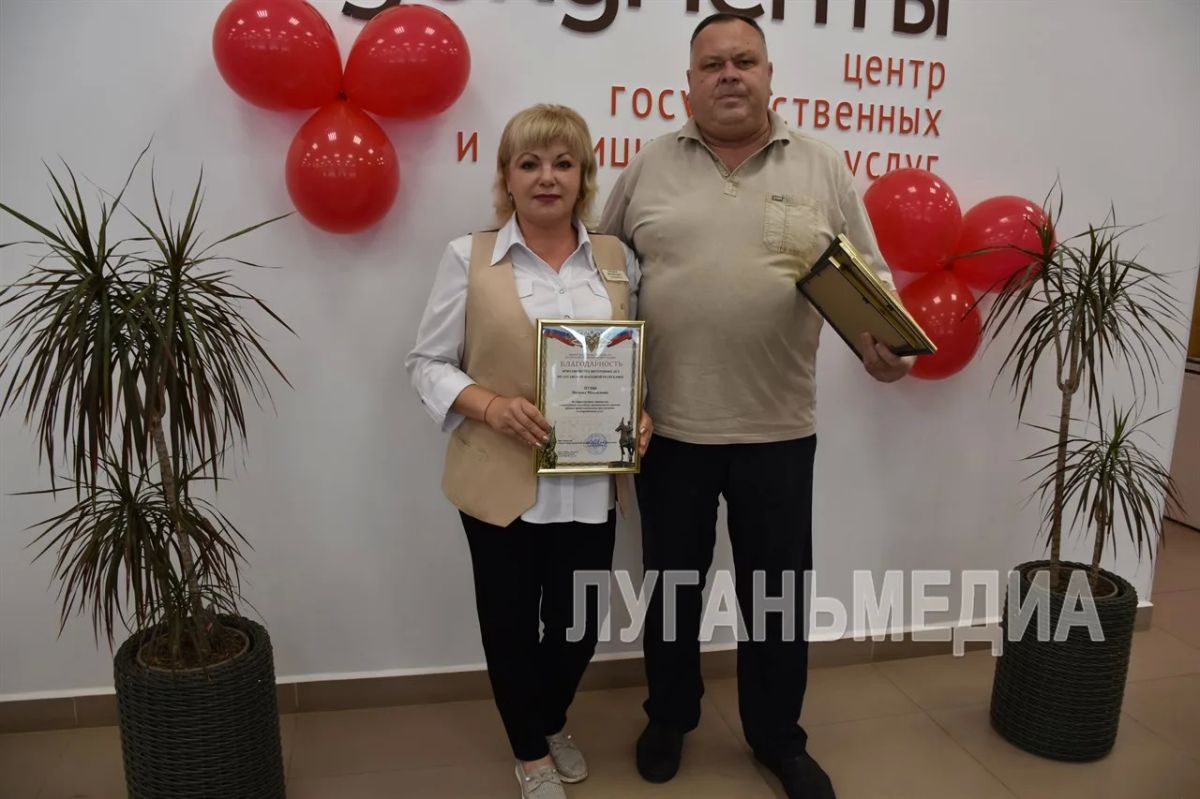 В Первомайске поздравили с профессиональным праздником сотрудников местного отделения МФЦ В Первомайске поздравили с профессиональным праздником сотрудников местного отделения МФЦ