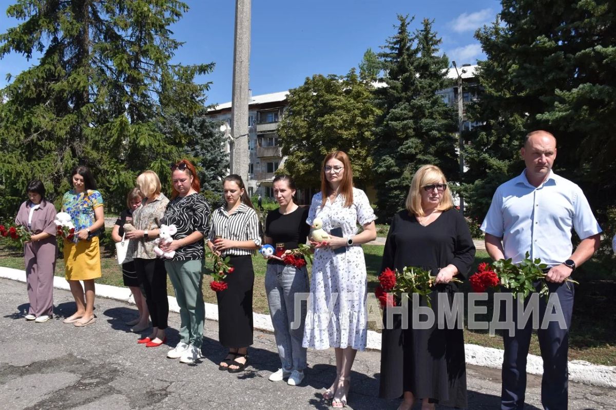 В Первомайске в День памяти детей – жертв войны в Донбассе прошел митинг-реквием В Первомайске в День памяти детей – жертв войны в Донбассе прошел митинг-реквием
