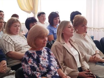 В литературной гостиной Дворца культуры имени Октябрьской Революции состоялась встреча депутатов Народного Совета ЛНР Ивана Санаева и Антонины Машковой с руководителями и представителями организаций и учреждений социальной...
