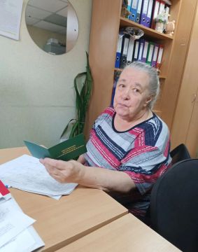 Специалистами филиала № 9 ГКУ ЛНР «РЦСЗН» в Лутугинском м.о. продолжается работа по выдаче удостоверений и присвоению звания «Ветеран труда Луганской Народной Республики»