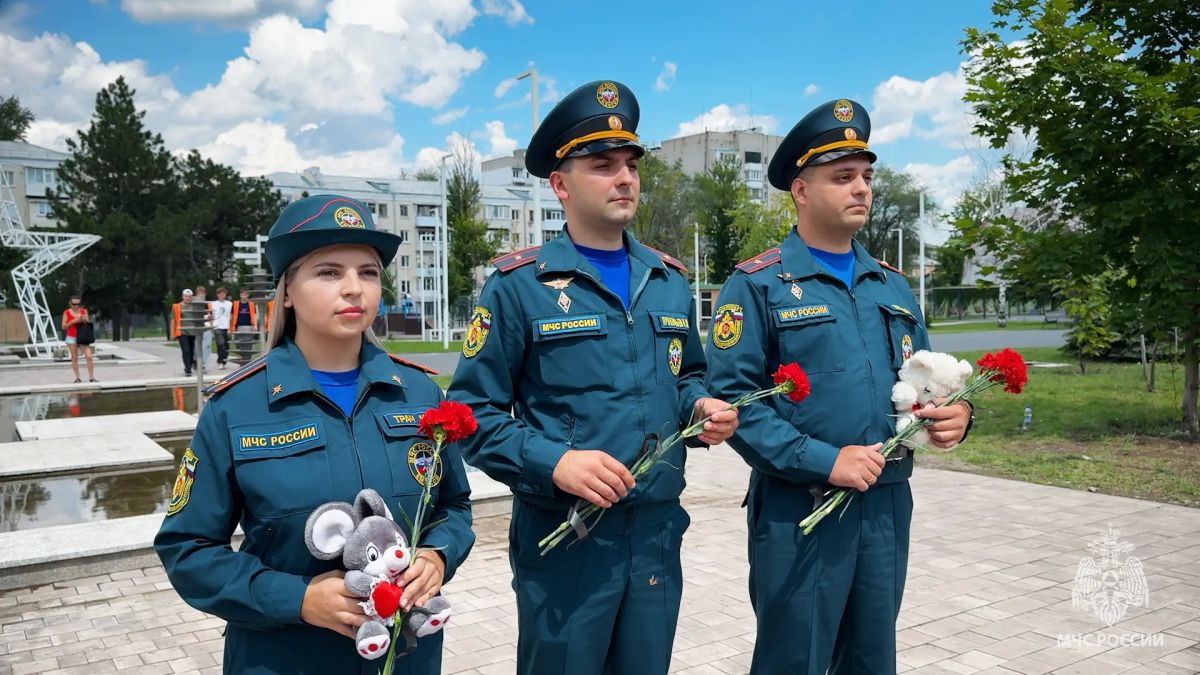 Сотрудники МЧС России возложили цветы и мягкие игрушки к памятнику погибшим детям ЛНР Сотрудники МЧС России возложили цветы и мягкие игрушки к памятнику погибшим детям ЛНР