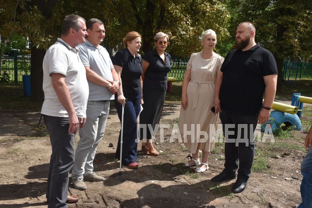 Стаханов посетил с рабочим визитом депутат Народного Совета ЛНР Иван Санаев Стаханов посетил с рабочим визитом депутат Народного Совета ЛНР Иван Санаев