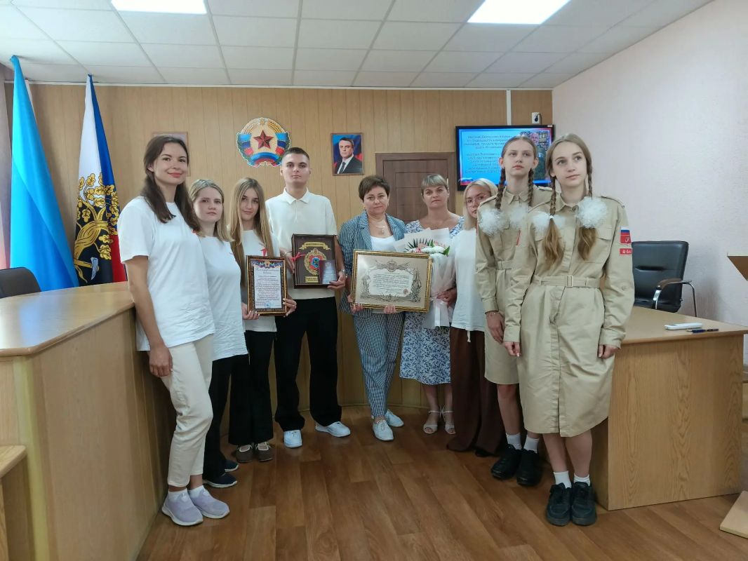 В Ровеньках чествовали семью героя, отличившегося при освобождении Константиновки Сегодня в Администрации городского округа город Ровеньки состоялось торжественное мероприятие, посвященное чествованию семьи военнослужащего... В Ровеньках чествовали семью героя, отличившегося при освобождении Константиновки Сегодня в Администрации городского округа город Ровеньки состоялось торжественное мероприятие, посвященное чествованию семьи военнослужащего...