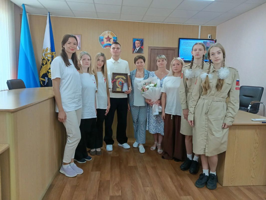 В Ровеньках чествовали семью героя, отличившегося при освобождении Константиновки Сегодня в Администрации городского округа город Ровеньки состоялось торжественное мероприятие, посвященное чествованию семьи военнослужащего... В Ровеньках чествовали семью героя, отличившегося при освобождении Константиновки Сегодня в Администрации городского округа город Ровеньки состоялось торжественное мероприятие, посвященное чествованию семьи военнослужащего...