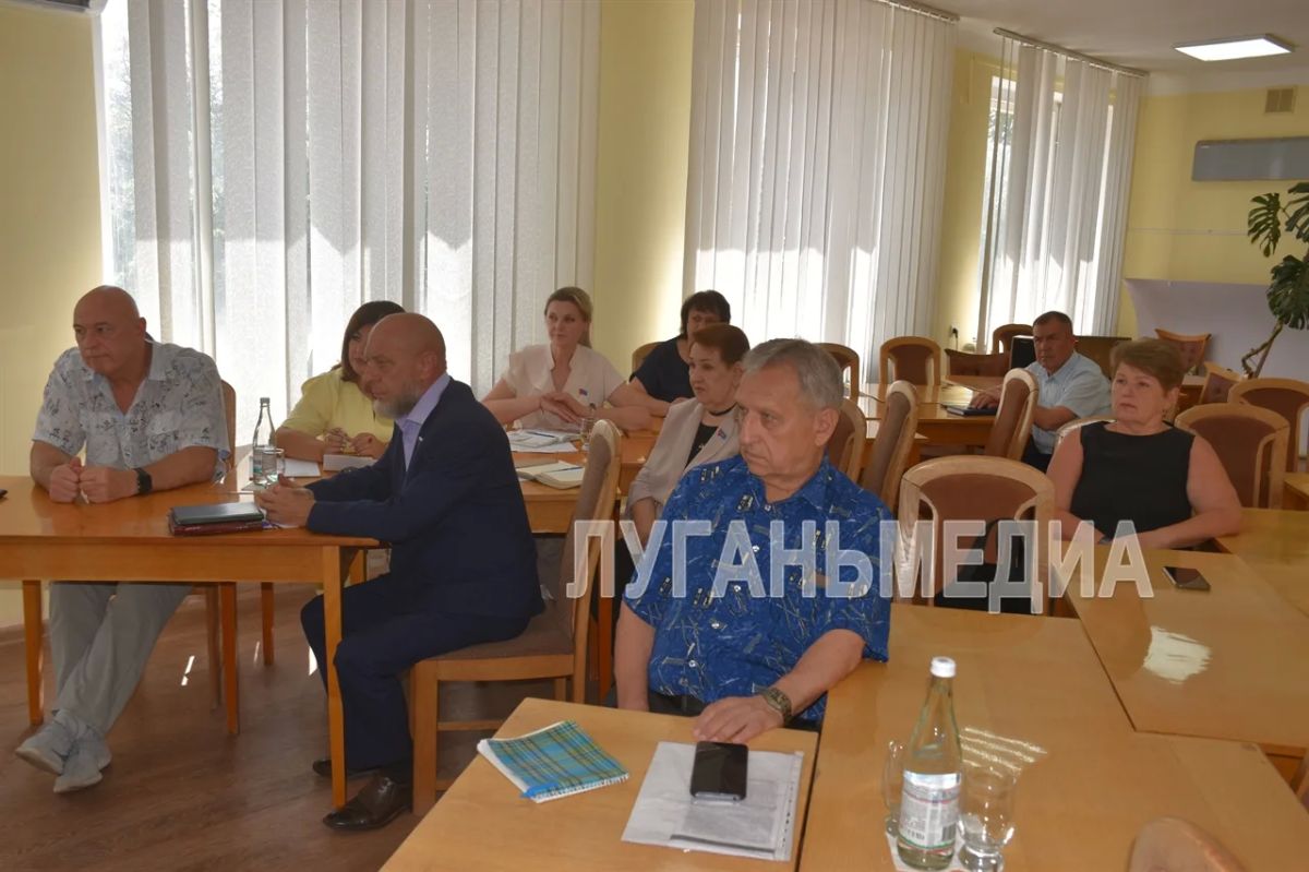 Стаханов посетил с рабочим визитом депутат Народного Совета ЛНР Иван Санаев Стаханов посетил с рабочим визитом депутат Народного Совета ЛНР Иван Санаев