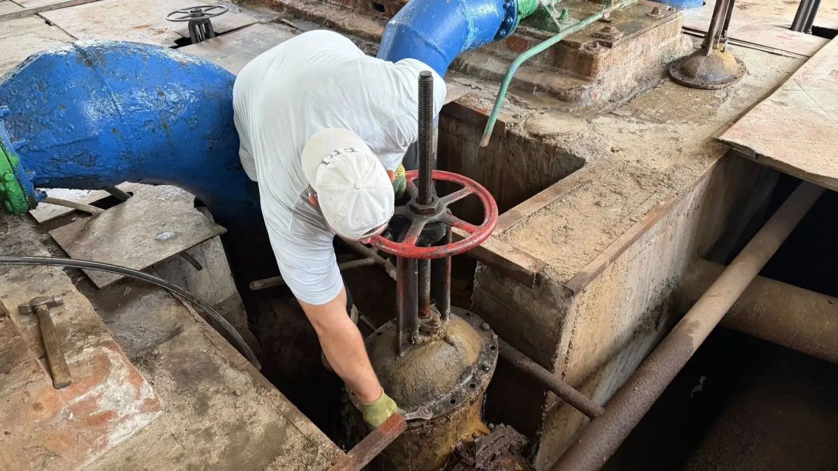 В Луганске ведутся плановые работы на насосной станции, питающей водой треть города В Луганске ведутся плановые работы на насосной станции, питающей водой треть города