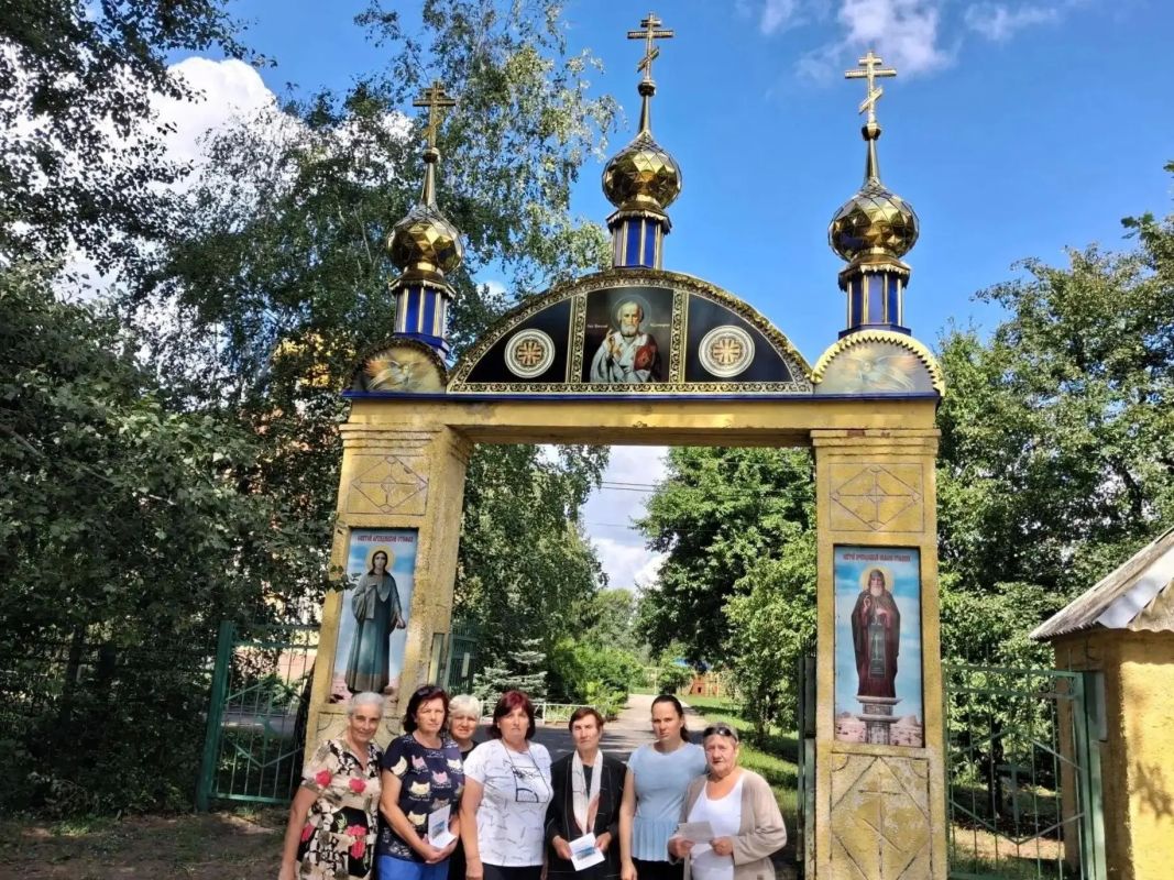 Под стройное пенье церковного клираСвершался Крещения тайный обряд,И кротким сияньем душевного мираСветился Владимира взгляд…И многое время прошли чередою,Но твёрдо хранится обет,И ярко сияет над Русью родноюХристова учения... Под стройное пенье церковного клираСвершался Крещения тайный обряд,И кротким сияньем душевного мираСветился Владимира взгляд…И многое время прошли чередою,Но твёрдо хранится обет,И ярко сияет над Русью родноюХристова учения...