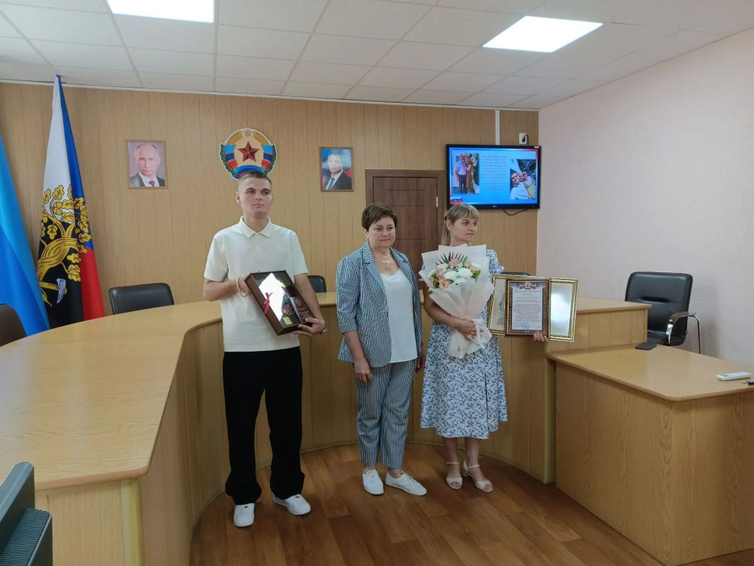 В Ровеньках чествовали семью героя, отличившегося при освобождении Константиновки Сегодня в Администрации городского округа город Ровеньки состоялось торжественное мероприятие, посвященное чествованию семьи военнослужащего... В Ровеньках чествовали семью героя, отличившегося при освобождении Константиновки Сегодня в Администрации городского округа город Ровеньки состоялось торжественное мероприятие, посвященное чествованию семьи военнослужащего...