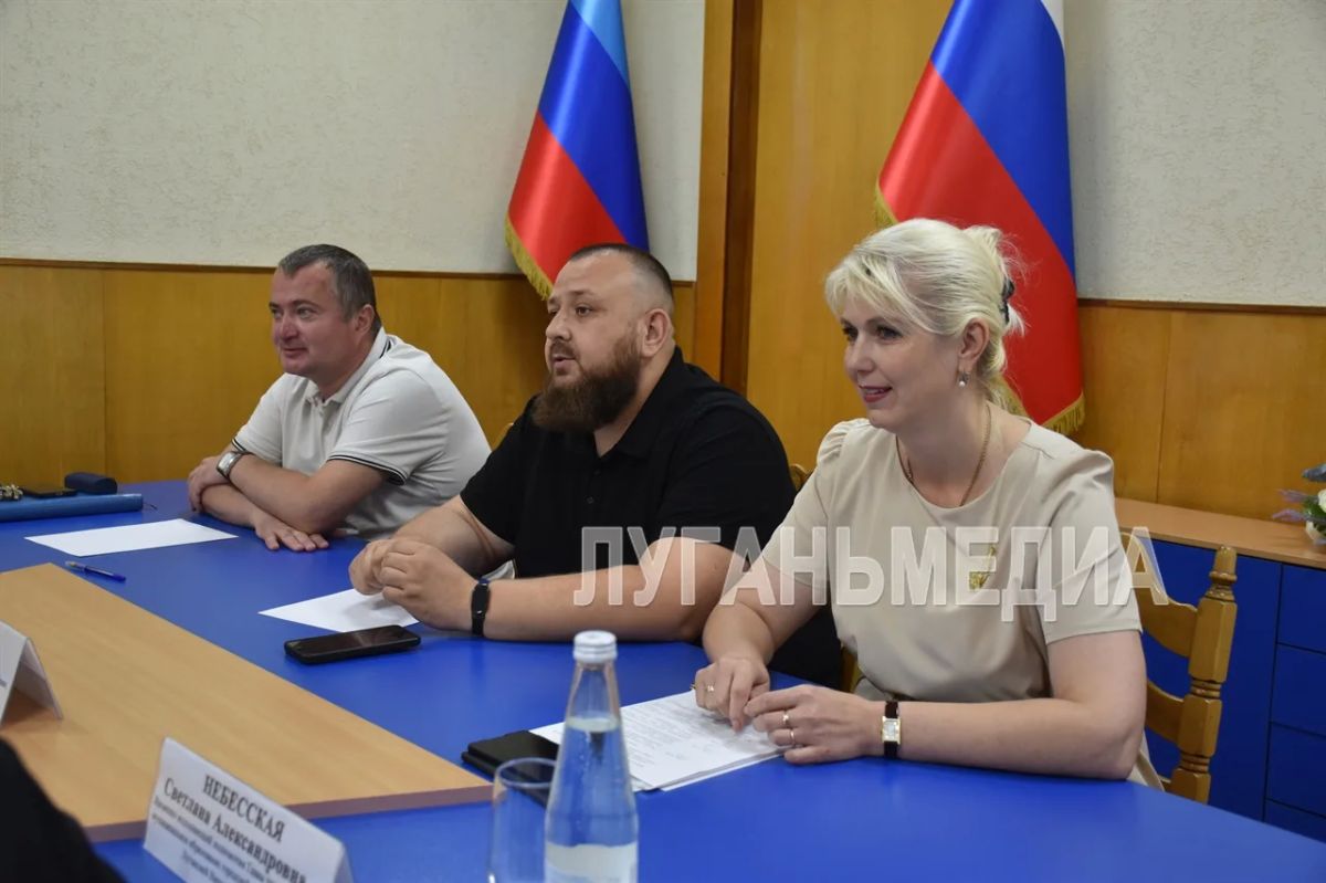 Стаханов посетил с рабочим визитом депутат Народного Совета ЛНР Иван Санаев Стаханов посетил с рабочим визитом депутат Народного Совета ЛНР Иван Санаев