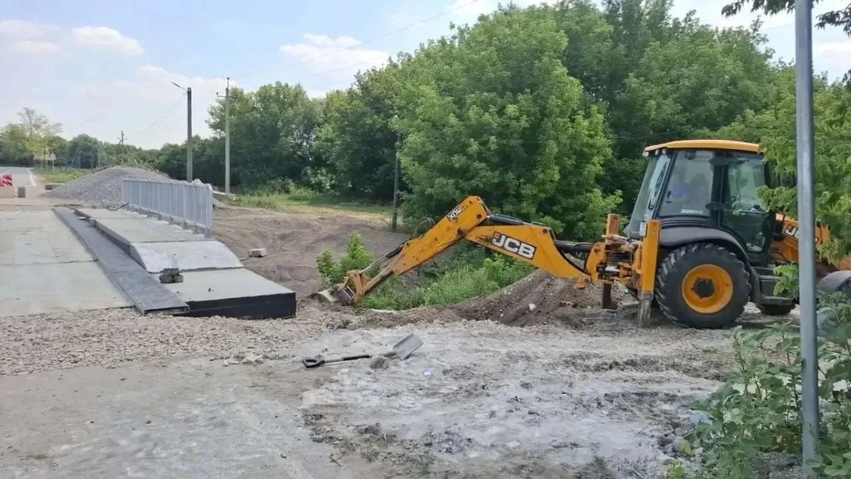 На мостовых сооружениях через ручей и реку Бишконь строители при поддержке региона-шефа Новосибирской области приступили к монтажу перильных ограждений На мостовых сооружениях через ручей и реку Бишконь строители при поддержке региона-шефа Новосибирской области приступили к монтажу перильных ограждений
