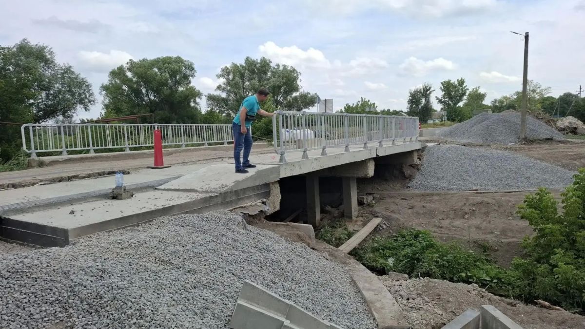 На мостовых сооружениях через ручей и реку Бишконь строители при поддержке региона-шефа Новосибирской области приступили к монтажу перильных ограждений На мостовых сооружениях через ручей и реку Бишконь строители при поддержке региона-шефа Новосибирской области приступили к монтажу перильных ограждений