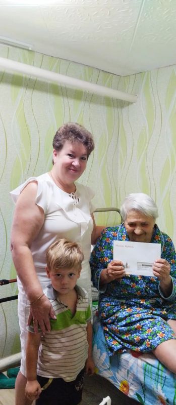 С глубоким уважением к поколению победителей: в Стаханове поздравили ветерана труда и участницу войны