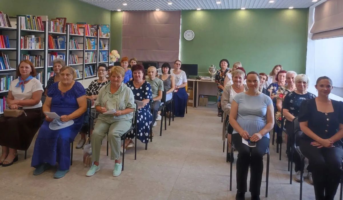 Под стройное пенье церковного клираСвершался Крещения тайный обряд,И кротким сияньем душевного мираСветился Владимира взгляд…И многое время прошли чередою,Но твёрдо хранится обет,И ярко сияет над Русью родноюХристова учения... Под стройное пенье церковного клираСвершался Крещения тайный обряд,И кротким сияньем душевного мираСветился Владимира взгляд…И многое время прошли чередою,Но твёрдо хранится обет,И ярко сияет над Русью родноюХристова учения...
