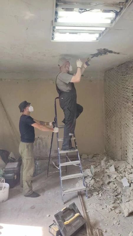 Аварийная бригада из Удмуртии приступила к ремонту административного здания в Лутугино Аварийная бригада из Удмуртии приступила к ремонту административного здания в Лутугино