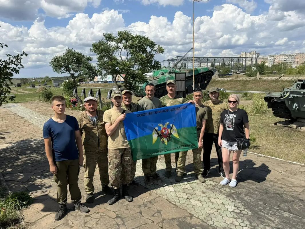 В преддверии Дня Воздушно-десантных войск активисты Союза ветеранов Донбасса СВО провели субботник на кладбище Косиора