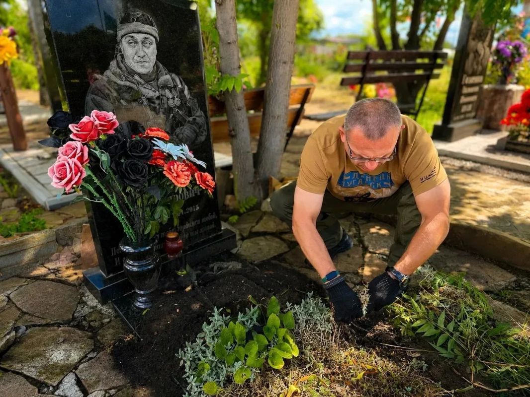 В преддверии Дня Воздушно-десантных войск активисты Союза ветеранов Донбасса СВО провели субботник на кладбище Косиора В преддверии Дня Воздушно-десантных войск активисты Союза ветеранов Донбасса СВО провели субботник на кладбище Косиора