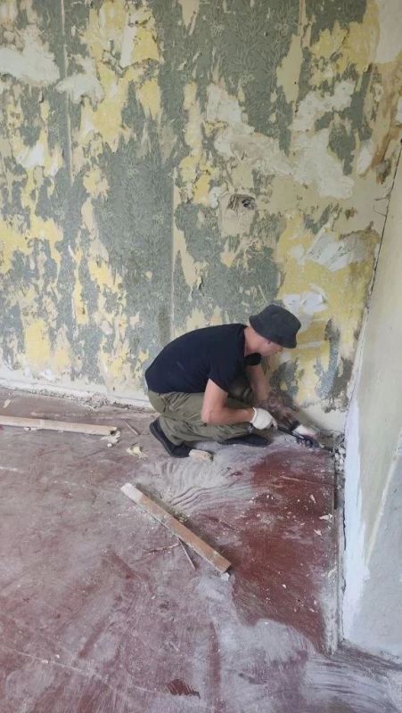 Аварийная бригада из Удмуртии приступила к ремонту административного здания в Лутугино Аварийная бригада из Удмуртии приступила к ремонту административного здания в Лутугино