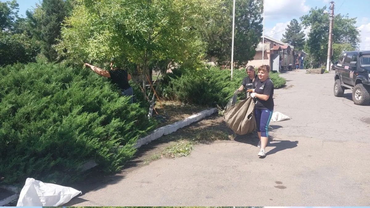 29 июля сотрудники отдела жизнеобеспечения г. Вахрушево, г. Миусинск, пгт. Хрустальное управления развитием территорий Администрации ГО г. Красный Луч провели работы по благоустройству памятных мест 29 июля сотрудники отдела жизнеобеспечения г. Вахрушево, г. Миусинск, пгт. Хрустальное управления развитием территорий Администрации ГО г. Красный Луч провели работы по благоустройству памятных мест