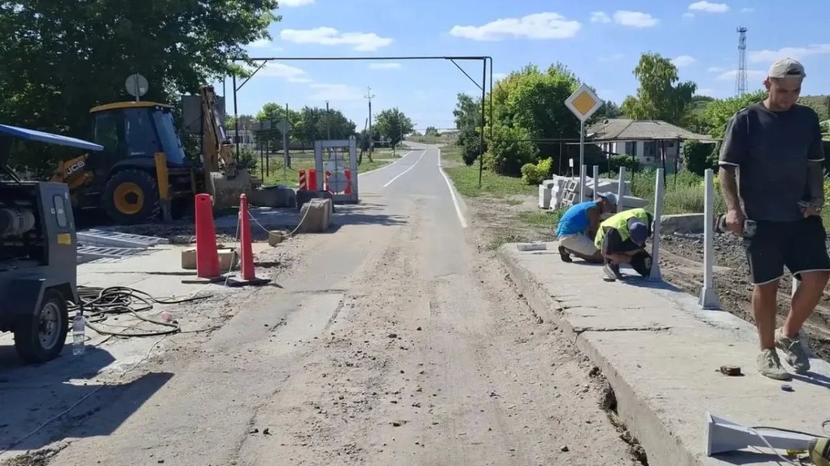 На мостовых сооружениях через ручей и реку Бишконь строители при поддержке региона-шефа Новосибирской области приступили к монтажу перильных ограждений На мостовых сооружениях через ручей и реку Бишконь строители при поддержке региона-шефа Новосибирской области приступили к монтажу перильных ограждений