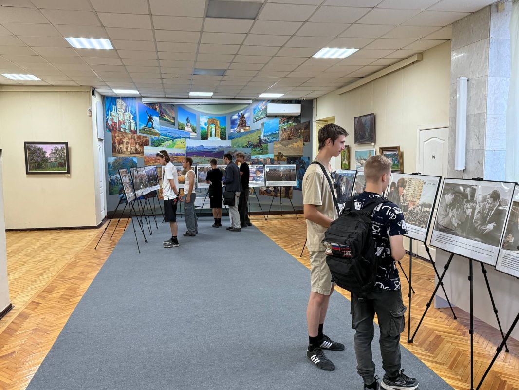 Молодёжь ЛДПР посетила выставку «Жириновский: человек эпохи» Молодёжь ЛДПР посетила выставку «Жириновский: человек эпохи»