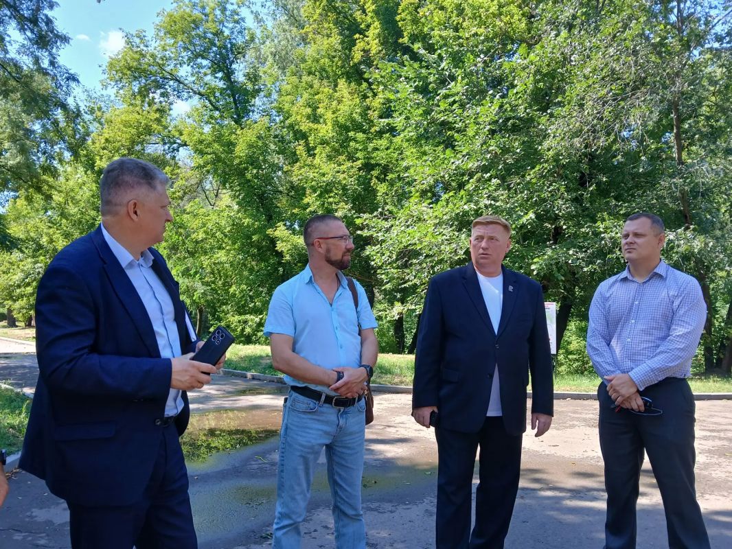 В Луганске прошел мониторинг состояния парка имени Горького В Луганске прошел мониторинг состояния парка имени Горького