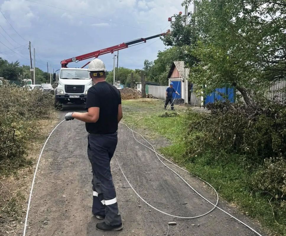 В Антрацитовском муниципальном округе продолжается капитальный ремонт воздушной линии электропередачи — важный шаг к повышению надёжности электроснабжения округа В Антрацитовском муниципальном округе продолжается капитальный ремонт воздушной линии электропередачи — важный шаг к повышению надёжности электроснабжения округа