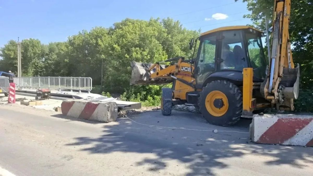 На мостовых сооружениях через ручей и реку Бишконь строители при поддержке региона-шефа Новосибирской области приступили к монтажу перильных ограждений