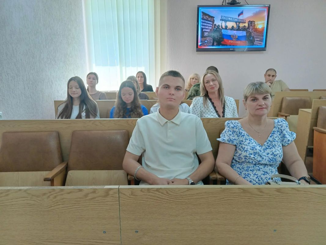 В Ровеньках чествовали семью героя, отличившегося при освобождении Константиновки Сегодня в Администрации городского округа город Ровеньки состоялось торжественное мероприятие, посвященное чествованию семьи военнослужащего... В Ровеньках чествовали семью героя, отличившегося при освобождении Константиновки Сегодня в Администрации городского округа город Ровеньки состоялось торжественное мероприятие, посвященное чествованию семьи военнослужащего...