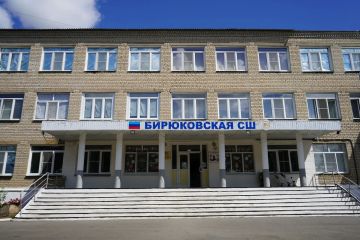 Красноярские строители приступили к восстановлению кровли Бирюковской СШ, повреждённой в результате непогоды