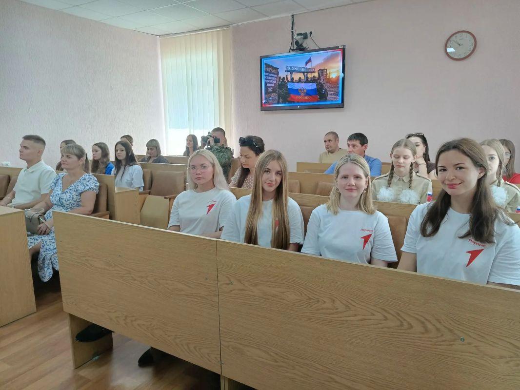 В Ровеньках чествовали семью героя, отличившегося при освобождении Константиновки Сегодня в Администрации городского округа город Ровеньки состоялось торжественное мероприятие, посвященное чествованию семьи военнослужащего... В Ровеньках чествовали семью героя, отличившегося при освобождении Константиновки Сегодня в Администрации городского округа город Ровеньки состоялось торжественное мероприятие, посвященное чествованию семьи военнослужащего...