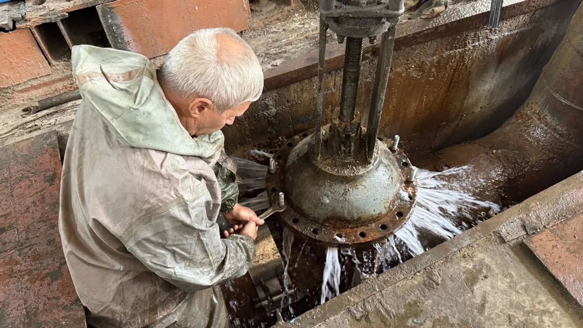 В Луганске ведутся плановые работы на насосной станции, питающей водой треть города В Луганске ведутся плановые работы на насосной станции, питающей водой треть города
