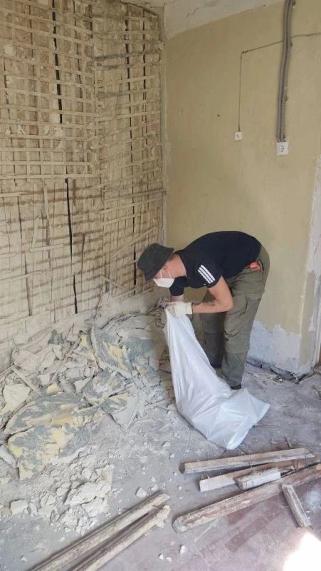 Аварийная бригада из Удмуртии приступила к ремонту административного здания в Лутугино Аварийная бригада из Удмуртии приступила к ремонту административного здания в Лутугино