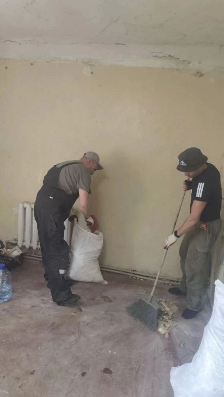 Аварийная бригада из Удмуртии приступила к ремонту административного здания в Лутугино Аварийная бригада из Удмуртии приступила к ремонту административного здания в Лутугино