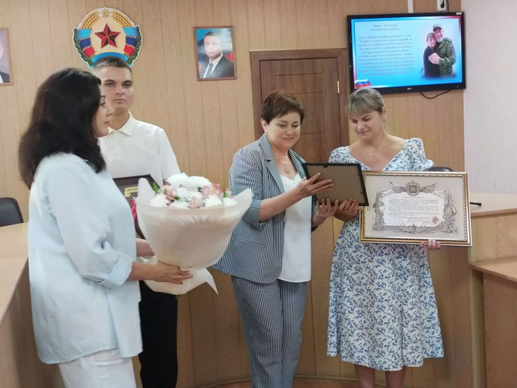 В Ровеньках чествовали семью героя, отличившегося при освобождении Константиновки Сегодня в Администрации городского округа город Ровеньки состоялось торжественное мероприятие, посвященное чествованию семьи военнослужащего... В Ровеньках чествовали семью героя, отличившегося при освобождении Константиновки Сегодня в Администрации городского округа город Ровеньки состоялось торжественное мероприятие, посвященное чествованию семьи военнослужащего...