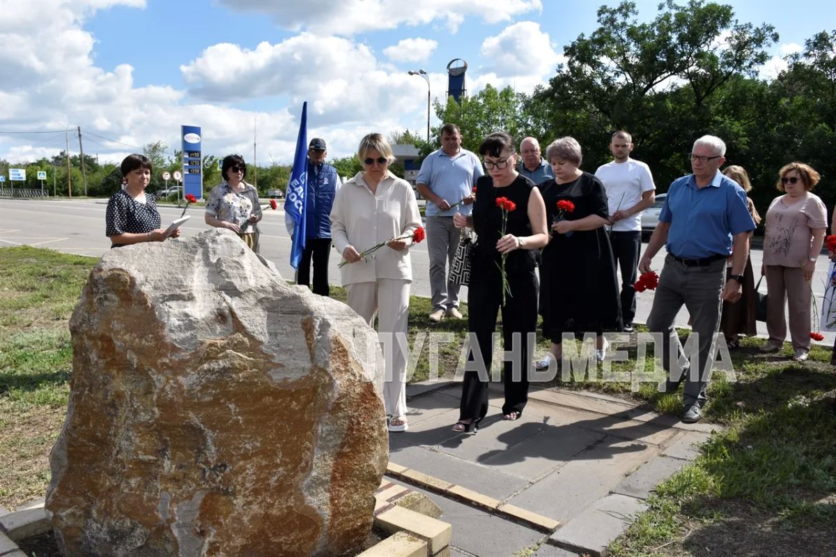 В двенадцатую годовщину авиаудара истребителем ВСУ по городу Красный Луч, состоялось мероприятие, посвященное памяти жертв украинской вооруженной агрессии В двенадцатую годовщину авиаудара истребителем ВСУ по городу Красный Луч, состоялось мероприятие, посвященное памяти жертв украинской вооруженной агрессии