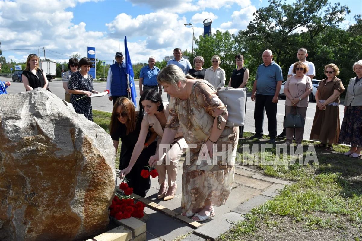 В двенадцатую годовщину авиаудара истребителем ВСУ по городу Красный Луч, состоялось мероприятие, посвященное памяти жертв украинской вооруженной агрессии В двенадцатую годовщину авиаудара истребителем ВСУ по городу Красный Луч, состоялось мероприятие, посвященное памяти жертв украинской вооруженной агрессии