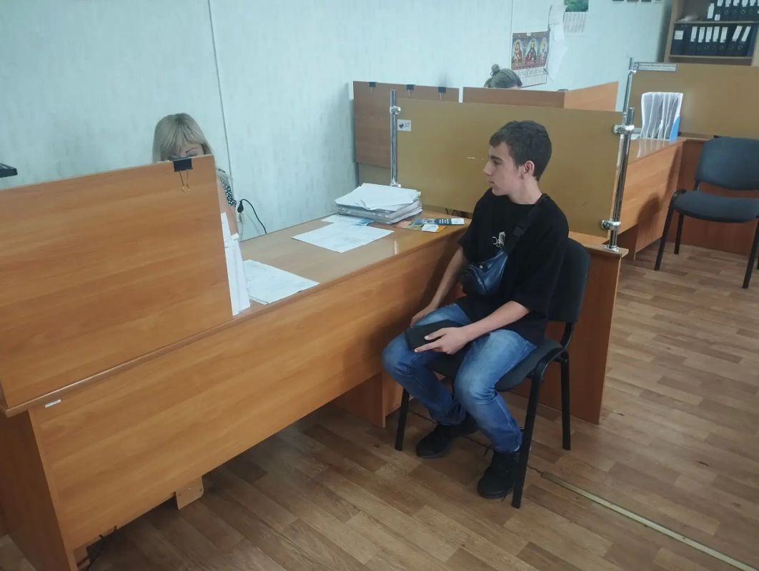 Временное трудоустройство несовершеннолетних граждан в возрасте от 14 до 18 лет — это организованная службам занятости населения трудовая деятельность, которая проводится в свободное от учёбы время или в период каникул Временное трудоустройство несовершеннолетних граждан в возрасте от 14 до 18 лет — это организованная службам занятости населения трудовая деятельность, которая проводится в свободное от учёбы время или в период каникул