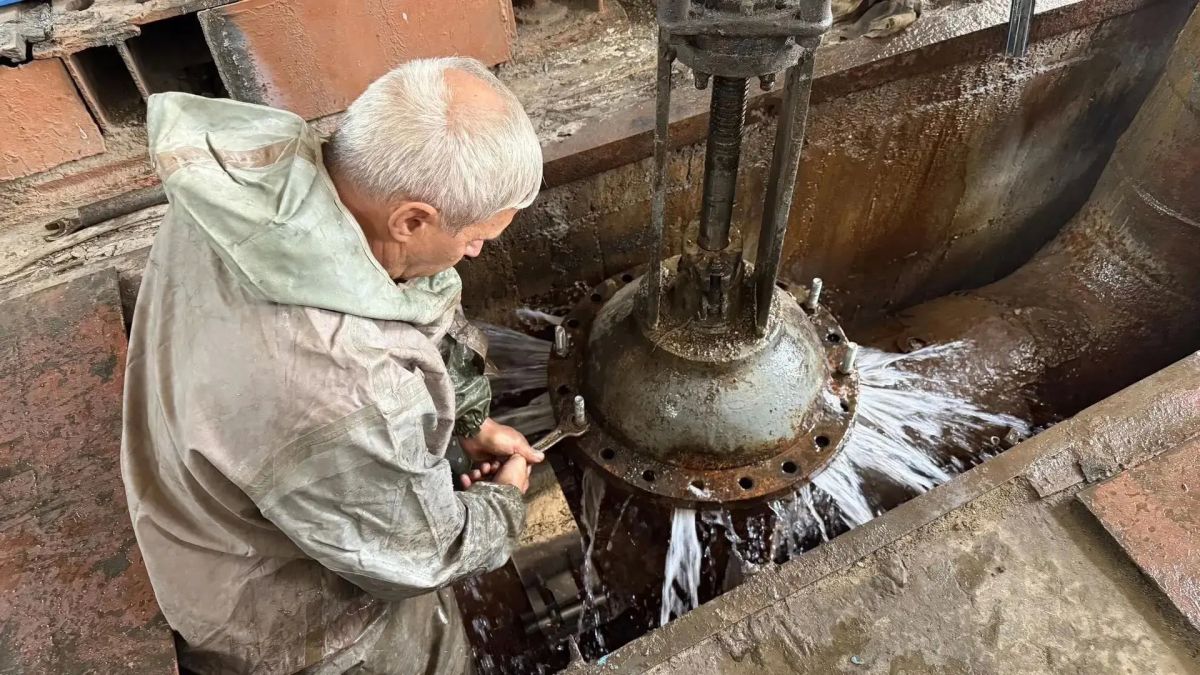 В Луганске на насосной станции, которая обеспечивает водой треть города, начались ремонтные работы В Луганске на насосной станции, которая обеспечивает водой треть города, начались ремонтные работы