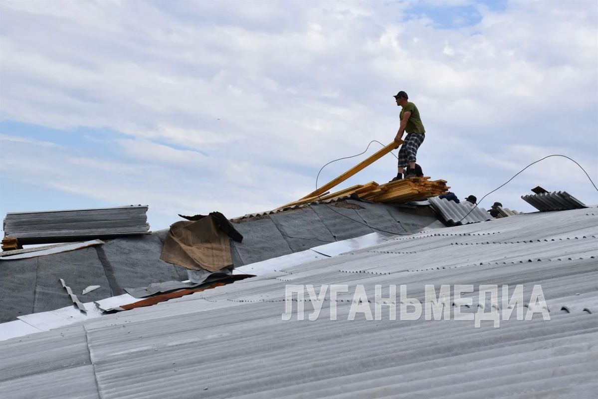 В учреждениях культуры Краснолучского округа ремонтируют кровли В учреждениях культуры Краснолучского округа ремонтируют кровли