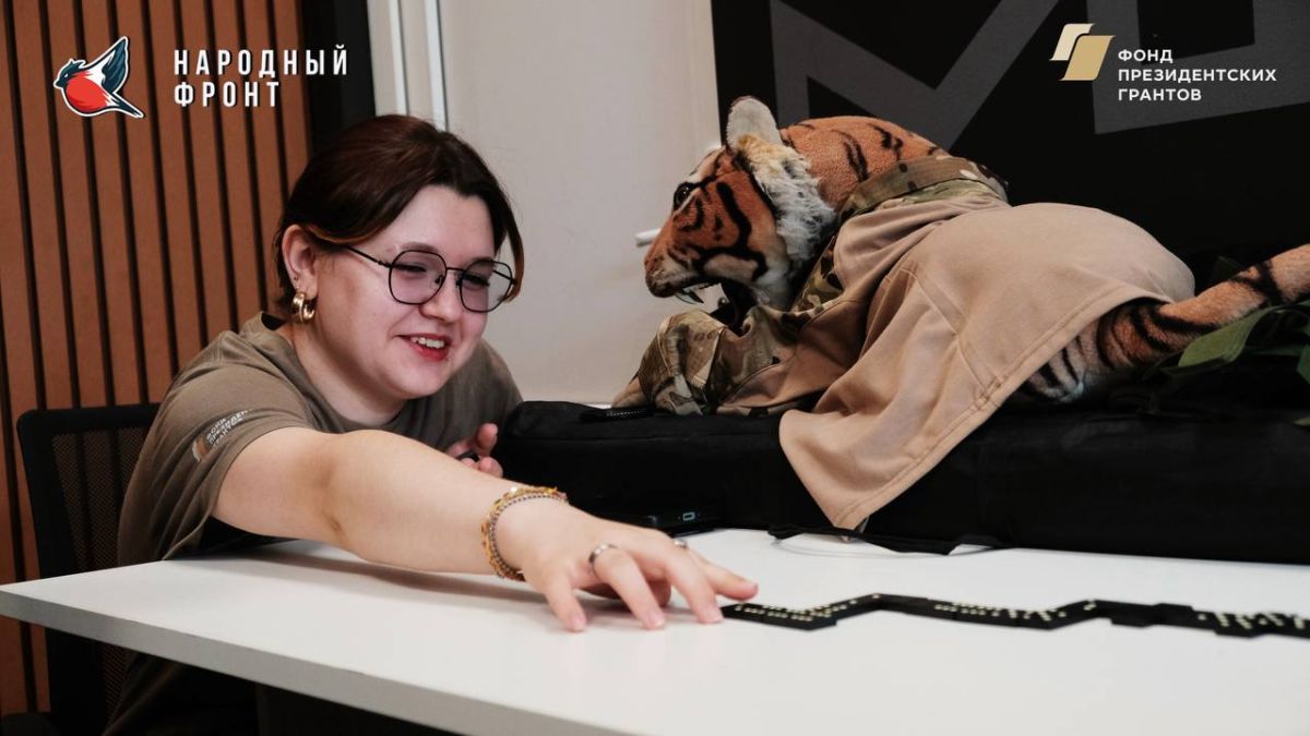 Уютный вечер за игрой в домино Уютный вечер за игрой в домино
