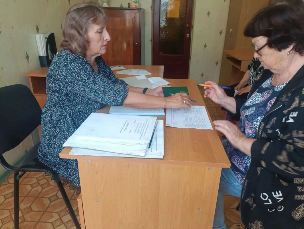 В рамках работы выездного мобильного офиса специалистами филиала № 13 ГКУ ЛНР «РЦСЗН» был осуществлен плановый выездной прием в г. Петровское В рамках работы выездного мобильного офиса специалистами филиала № 13 ГКУ ЛНР «РЦСЗН» был осуществлен плановый выездной прием в г. Петровское