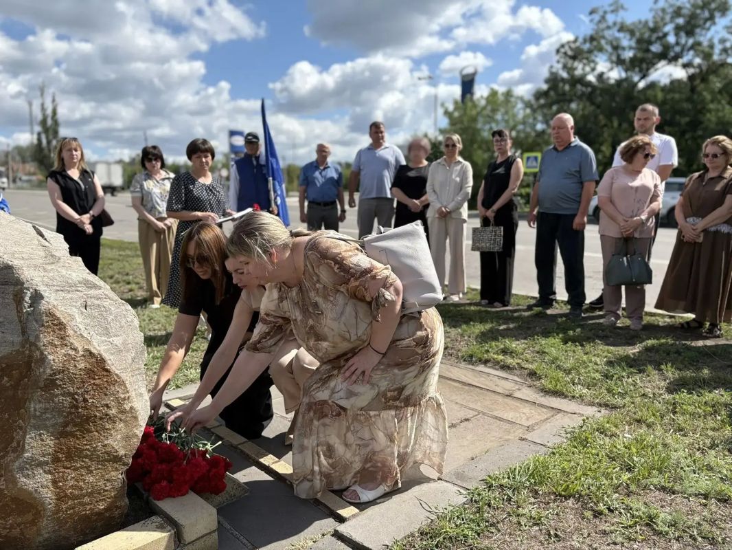 В 12-ю годовщину трагических событий июля 2014 года, на месте авиаудара, нанесённого истребителем Вооружённых сил Украины по Красному Лучу, состоялось памятное мероприятие В 12-ю годовщину трагических событий июля 2014 года, на месте авиаудара, нанесённого истребителем Вооружённых сил Украины по Красному Лучу, состоялось памятное мероприятие