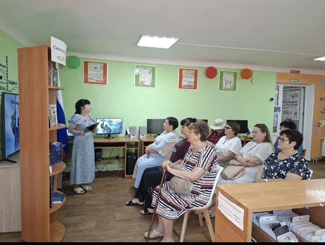 Библиотекари центральной библиотеки к 1038-летию со дня Крещения Руси подготовили для своих пользователей познавательный час «И час настал, крестилась Русь»