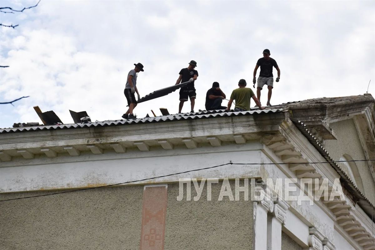 В учреждениях культуры Краснолучского округа ремонтируют кровли В учреждениях культуры Краснолучского округа ремонтируют кровли