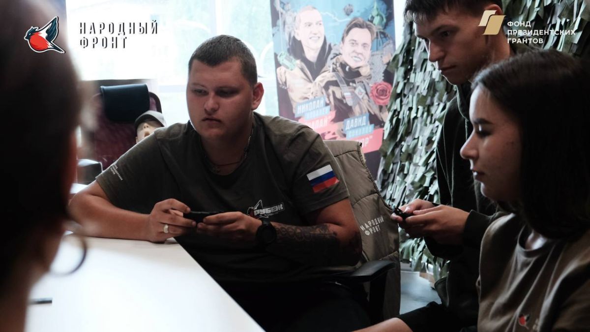 Уютный вечер за игрой в домино Уютный вечер за игрой в домино