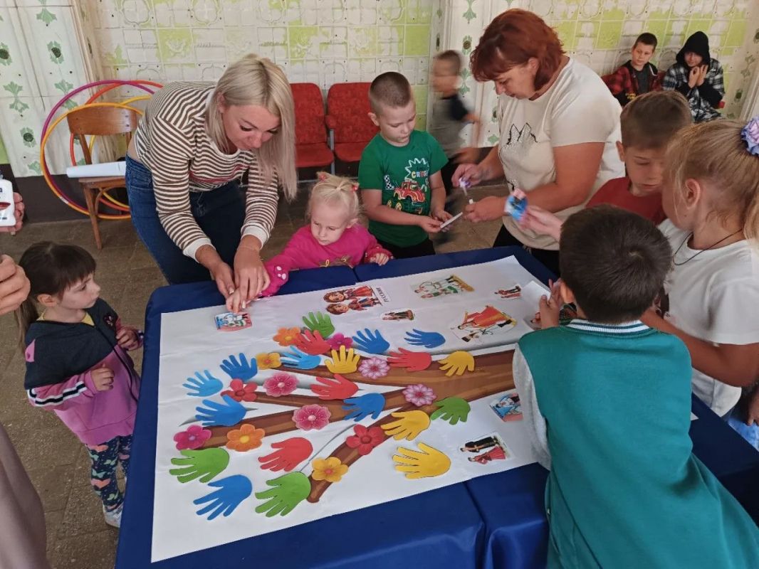 В Меловском муниципальном округе ярко и дружно отметили Международный день дружбы — в рамках объявленного Президентом РФ Владимиром Владимировичем Путиным Года единства народов России В Меловском муниципальном округе ярко и дружно отметили Международный день дружбы — в рамках объявленного Президентом РФ Владимиром Владимировичем Путиным Года единства народов России