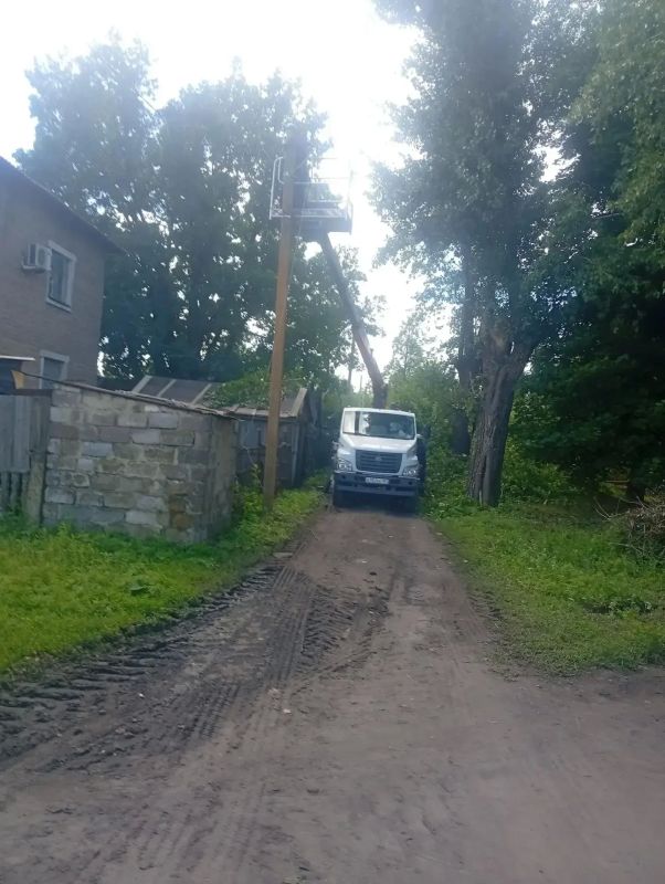 Работы по обслуживанию линий наружного освещения продолжаются Работы по обслуживанию линий наружного освещения продолжаются