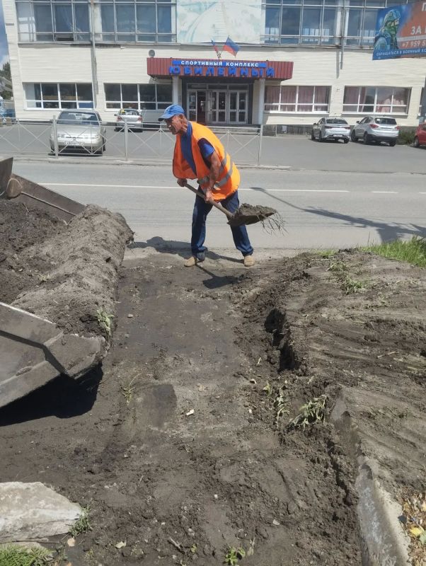 В Ровеньках продолжаются работы по благоустройству города В Ровеньках продолжаются работы по благоустройству города