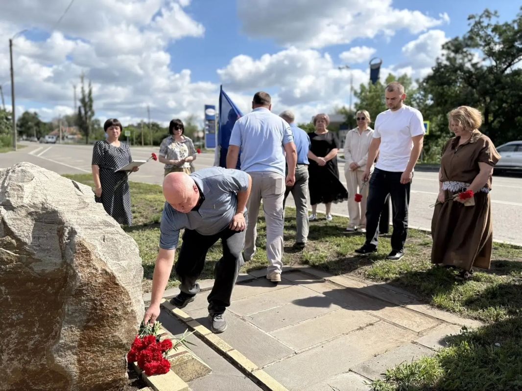 В 12-ю годовщину трагических событий июля 2014 года, на месте авиаудара, нанесённого истребителем Вооружённых сил Украины по Красному Лучу, состоялось памятное мероприятие В 12-ю годовщину трагических событий июля 2014 года, на месте авиаудара, нанесённого истребителем Вооружённых сил Украины по Красному Лучу, состоялось памятное мероприятие